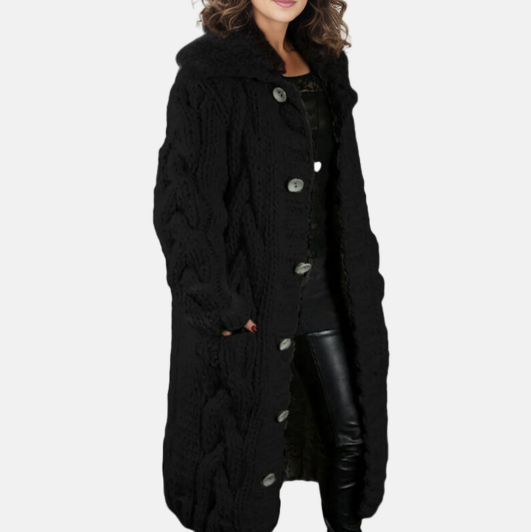 Frau in langem, schwarzem Strickmantel mit großen Knöpfen, lockigem Haar. Modetrend, Wintermode, Damenbekleidung, eleganter Look.