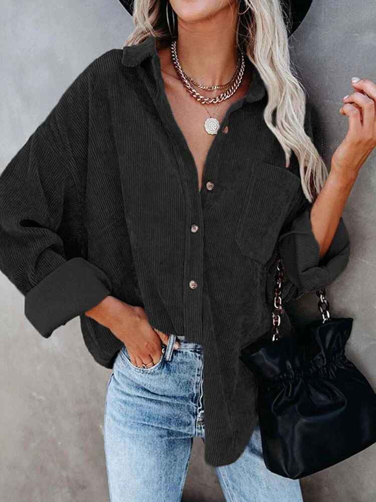 Frau in schwarzem Cordhemd, blauer Jeans und schwarzem Hut, trägt schwarze Tasche. Modetrend, lässiger Stil, Herbstmode, Damenbekleidung.