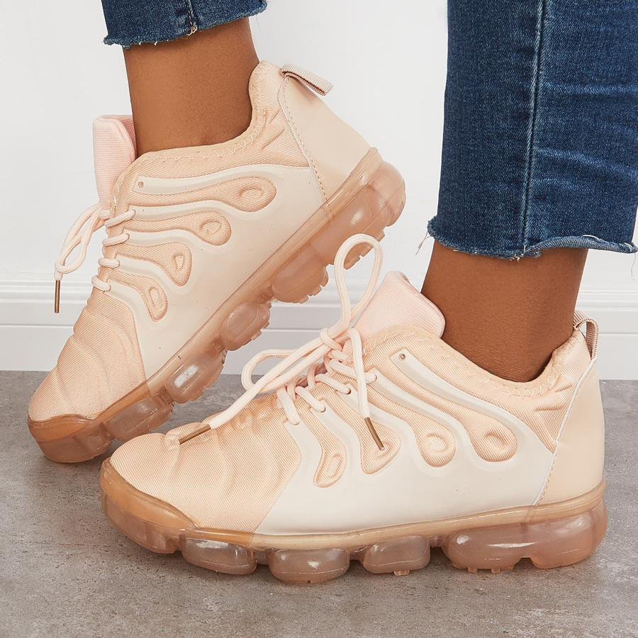 Damen Sneaker in Beige mit transparenten Sohlen, modisches Design, ideal für Freizeit und Sport, kombiniert mit blauen Jeans.