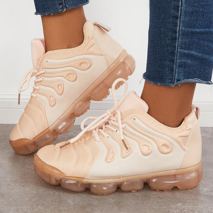 Damen Sneaker in Beige mit transparenten Sohlen, modisches Design, ideal für Freizeit und Sport, kombiniert mit blauen Jeans.