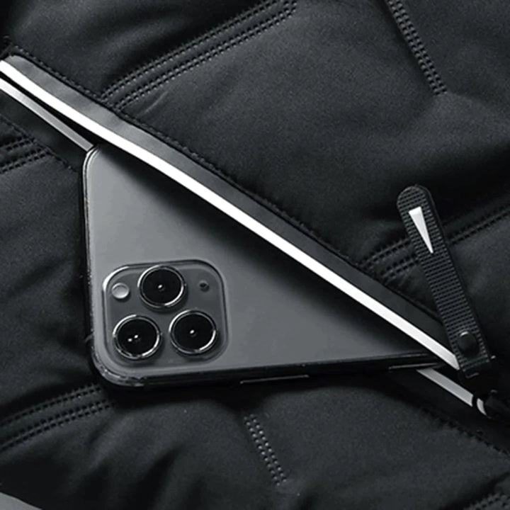 Schwarzes Smartphone mit Dreifachkamera auf gestepptem, schwarzem Stoff. Modernes Handy-Design, Technologie, Mobilgerät, Kameraobjektive.