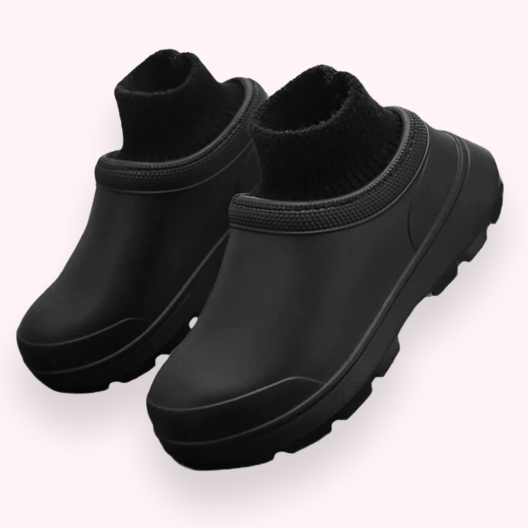 Schwarze Gummistiefel mit integriertem Stricksocken, rutschfeste Sohle, ideal für Regenwetter. Modische und funktionale Outdoor-Schuhe.