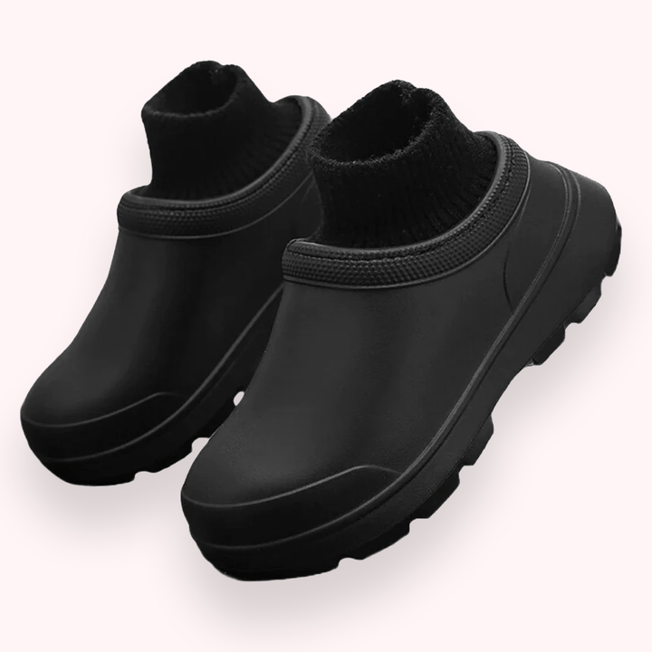 Schwarze Gummistiefel mit integriertem Stricksocken, rutschfeste Sohle, ideal für Regenwetter. Modische und funktionale Outdoor-Schuhe.