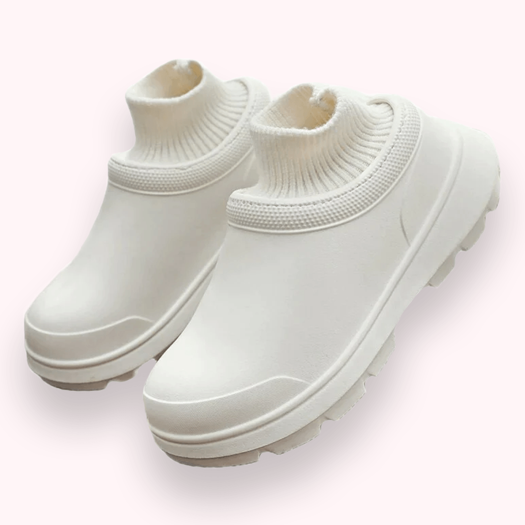 Weiße, moderne Gummistiefel mit gestricktem Schaft, rutschfeste Sohle, stilvoll und funktional, ideal für Regenwetter und Outdoor-Aktivitäten.