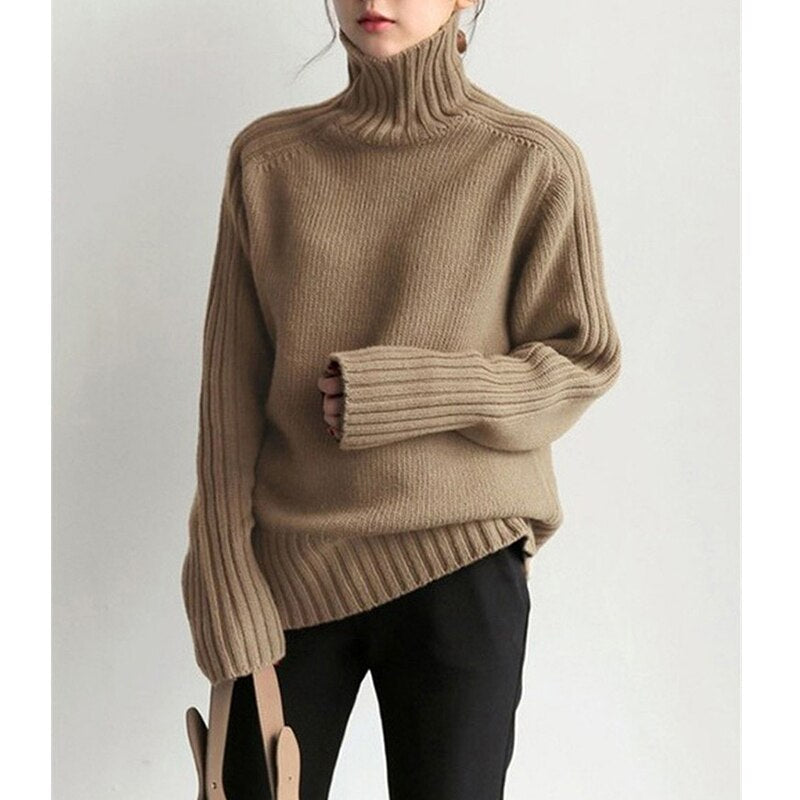 Frau in beigem Rollkragenpullover und schwarzer Hose, modischer Strickpullover, Herbst-Winter-Outfit, gemütlicher Look.