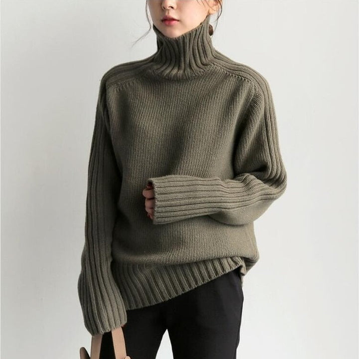 Frau trägt olivgrünen Rollkragenpullover, Strickmode, Herbst-Winter-Outfit, lässiger Stil, warme Kleidung, modischer Look.