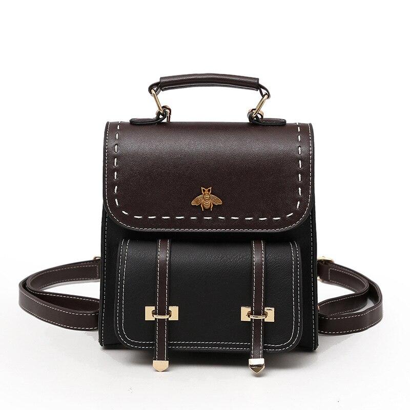 Dunkelbrauner und schwarzer Rucksack mit Bienenemblem, verstellbaren Trägern und Schnallenverschluss. Elegantes Design, ideal für Damenmode.