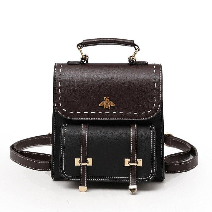 Dunkelbrauner und schwarzer Rucksack mit Bienenemblem, verstellbaren Trägern und Schnallenverschluss. Elegantes Design, ideal für Damenmode.