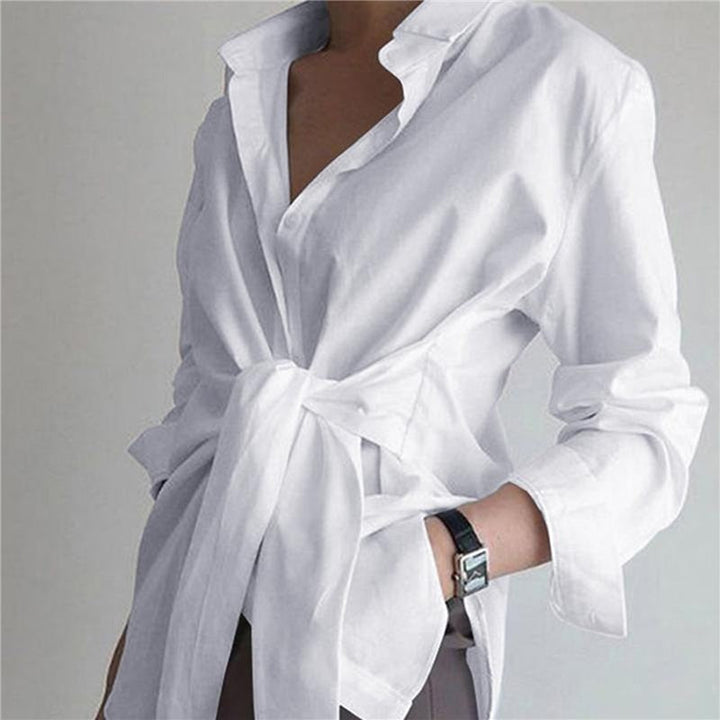 Weiße Bluse mit Gürtel, elegant und modern, Damenmode, langärmlig, V-Ausschnitt, zeitloser Stil, ideal für Büro und Freizeit.