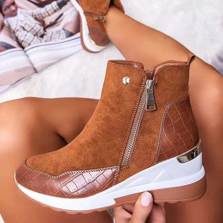 Damenstiefelette aus braunem Wildleder mit Reißverschluss und Krokodilleder-Details, modisch und bequem, ideal für Herbstmode.