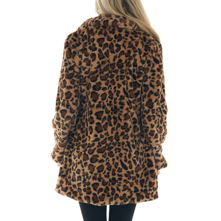 Frau in Leopardenmuster-Faux-Fur-Mantel, Rückansicht. Modetrend, Wintermode, stilvoller Damenmantel, Tiermuster, warme Oberbekleidung.