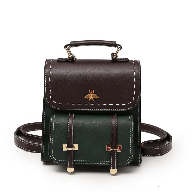 Damen-Rucksack aus Leder in Braun und Grün mit Bienen-Emblem, modisch und elegant, ideal für Alltag und Reisen, stilvolles Design.