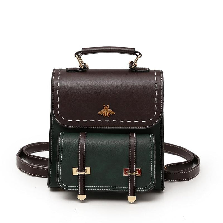 Damen-Rucksack aus Leder in Braun und Grün mit Bienen-Emblem, modisch und elegant, ideal für Alltag und Reisen, stilvolles Design.