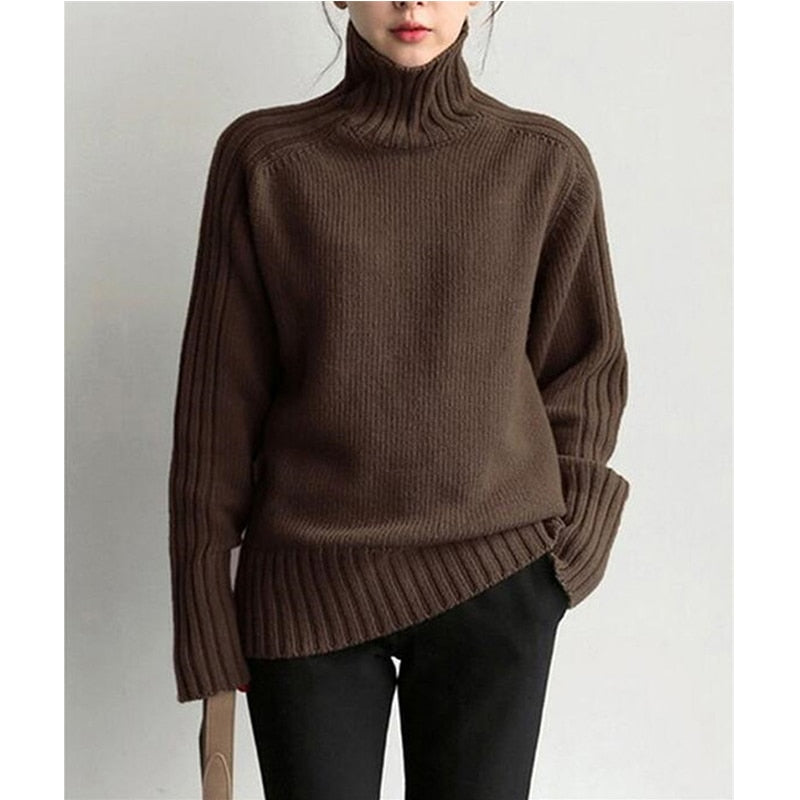 Frau in braunem Rollkragenpullover, lässiger Stil, Herbstmode, Strickpullover, warme Kleidung, modisches Outfit, Damenbekleidung.