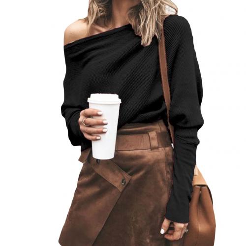 Frau in schwarzem Off-Shoulder-Pullover und braunem Rock hält Kaffeebecher. Modetrend, Herbstoutfit, Streetstyle, Damenmode.