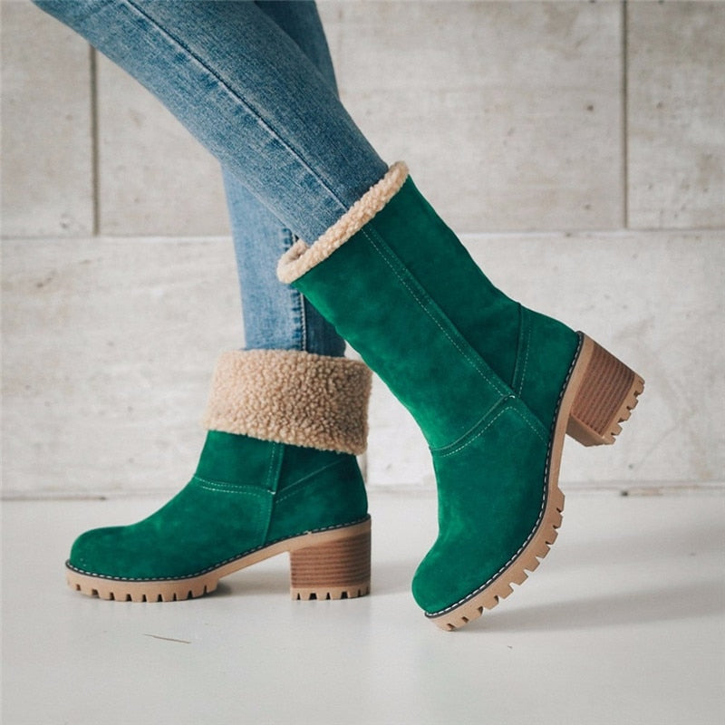 Grüne Wildlederstiefel mit Absatz und Fellfutter, getragen mit blauen Jeans. Modische Damenstiefel, ideal für Herbst und Winter.