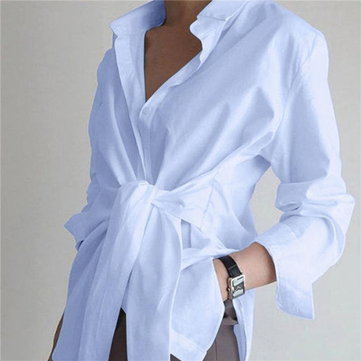 Weiße Bluse mit Bindegürtel, elegant und modern, getragen von einer Person. Perfekt für Business- oder Freizeitoutfits. Mode, Damenbekleidung.