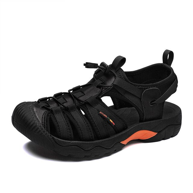 Schwarze Outdoor-Sandale mit robusten Riemen und orangefarbener Sohle, ideal für Wandern und Trekking. Bequeme, strapazierfähige Herren-Sandale.