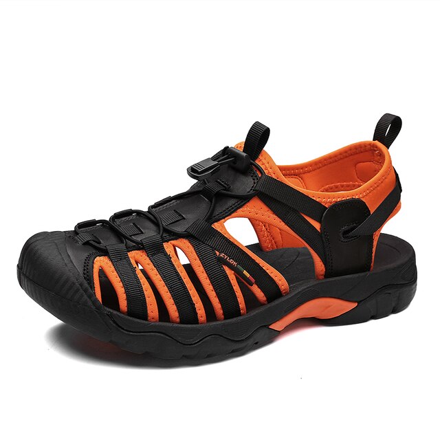Schwarze und orangefarbene Outdoor-Sandale mit robustem Design, ideal für Wandern und Trekking. Atmungsaktiv, rutschfest, sportlich.