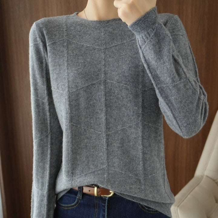 Grauer Damenpullover aus Kaschmir mit geometrischem Muster, getragen von einer Person. Modischer Strickpullover, ideal für Herbst und Winter.