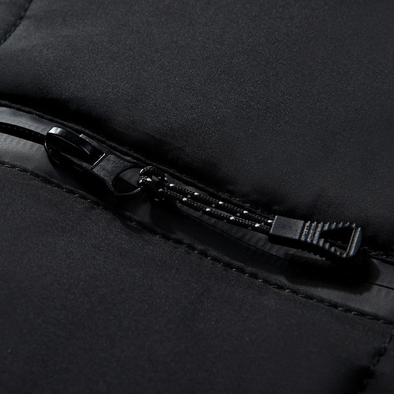 Nahaufnahme eines schwarzen Reißverschlusses auf einer Jacke, hochwertiges Material, modisches Design, funktionale Outdoor-Bekleidung.
