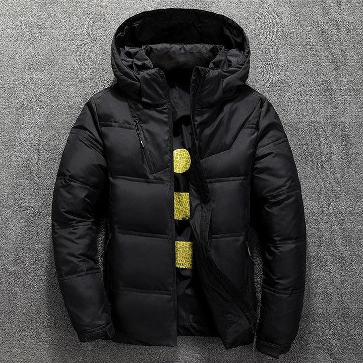 Schwarze Winterjacke mit Kapuze, gestepptem Design und Reißverschluss. Ideal für kaltes Wetter. Herrenmode, warme Outdoor-Bekleidung.
