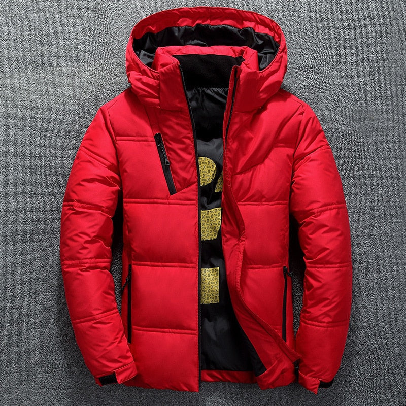 Rote Winterjacke mit Kapuze, Reißverschluss und Taschen, isoliert auf grauem Hintergrund. Modische, warme Herrenjacke für kalte Tage.