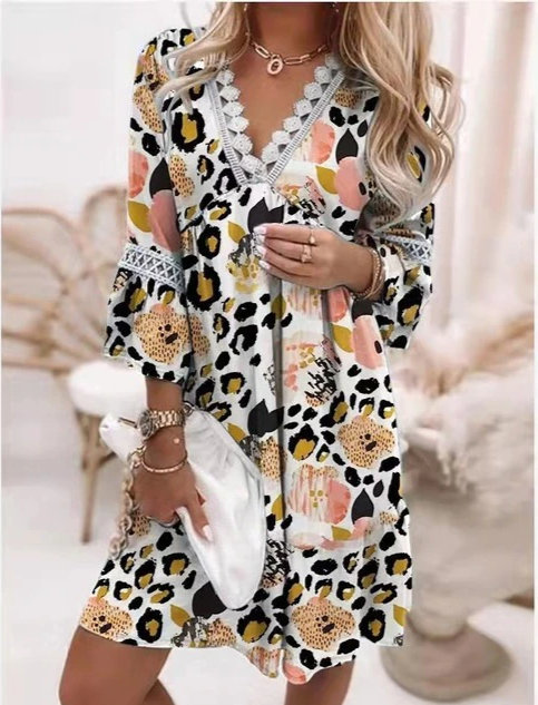 Frau in geblümtem Leopardenmuster-Kleid mit Spitzenbesatz, hält weiße Clutch. Modetrend, Damenmode, stilvolles Outfit, Sommerkleid.