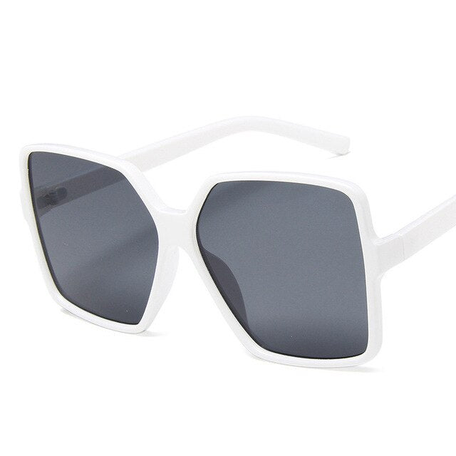 Weiße, eckige Sonnenbrille mit dunklen Gläsern, modisches Accessoire, UV-Schutz, trendige Brille für Damen und Herren, stilvolles Design.