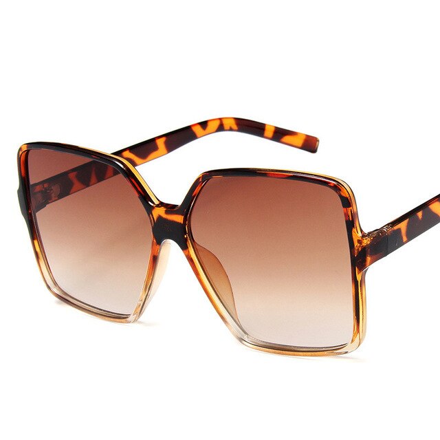 Braune übergroße Sonnenbrille mit eckigem Gestell und Schildpattmuster, modisches Accessoire für Damen, UV-Schutz, trendiger Sommerstil.