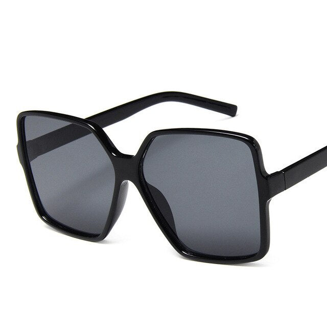 Schwarze übergroße Sonnenbrille mit quadratischen Gläsern, modisches Accessoire, UV-Schutz, stilvolles Design für Damen und Herren.