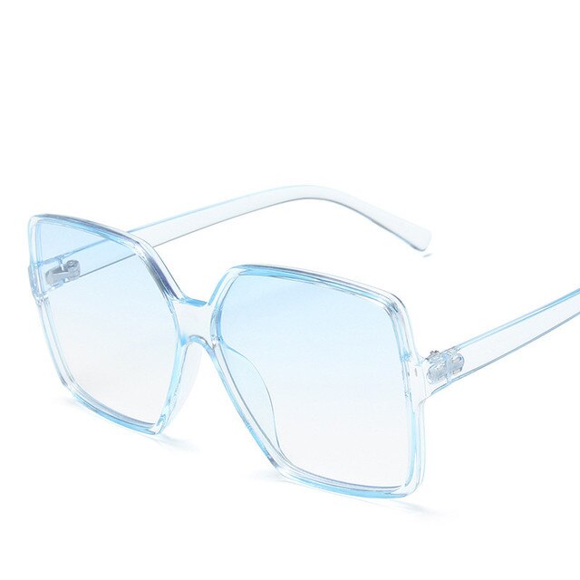 Transparente, übergroße Sonnenbrille mit hellblauen Gläsern und klarem Rahmen, modisches Accessoire, UV-Schutz, trendige Damenbrille.