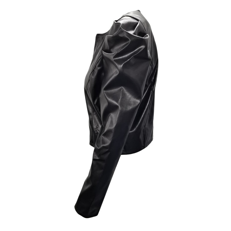 Schwarze Lederjacke, seitliche Ansicht, glänzendes Material, modisches Design, lange Ärmel, stilvolle Damenbekleidung, trendige Oberbekleidung.