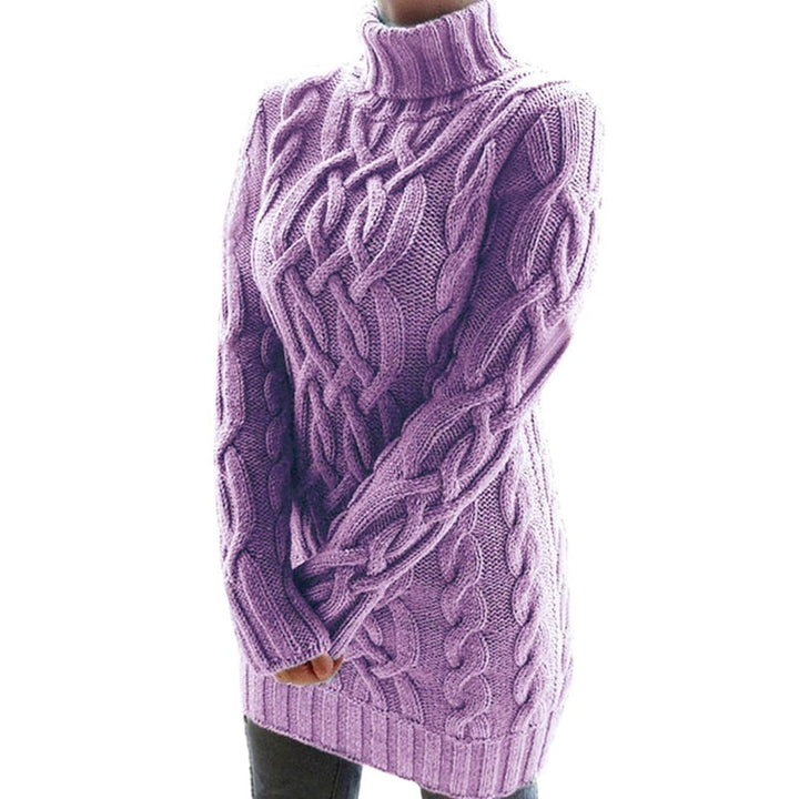 Lila Strickpullover mit Zopfmuster, Rollkragen und langen Ärmeln. Modischer Damenpullover, ideal für Herbst und Winter. Bequem und stilvoll.