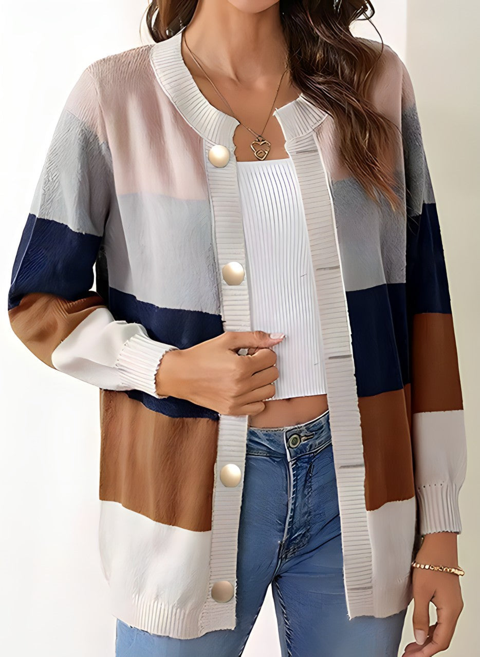 Frau trägt gestreifte Strickjacke mit Knöpfen, weißes Top und Jeans. Modetrend, Damenmode, lässiger Look, Herbstoutfit.