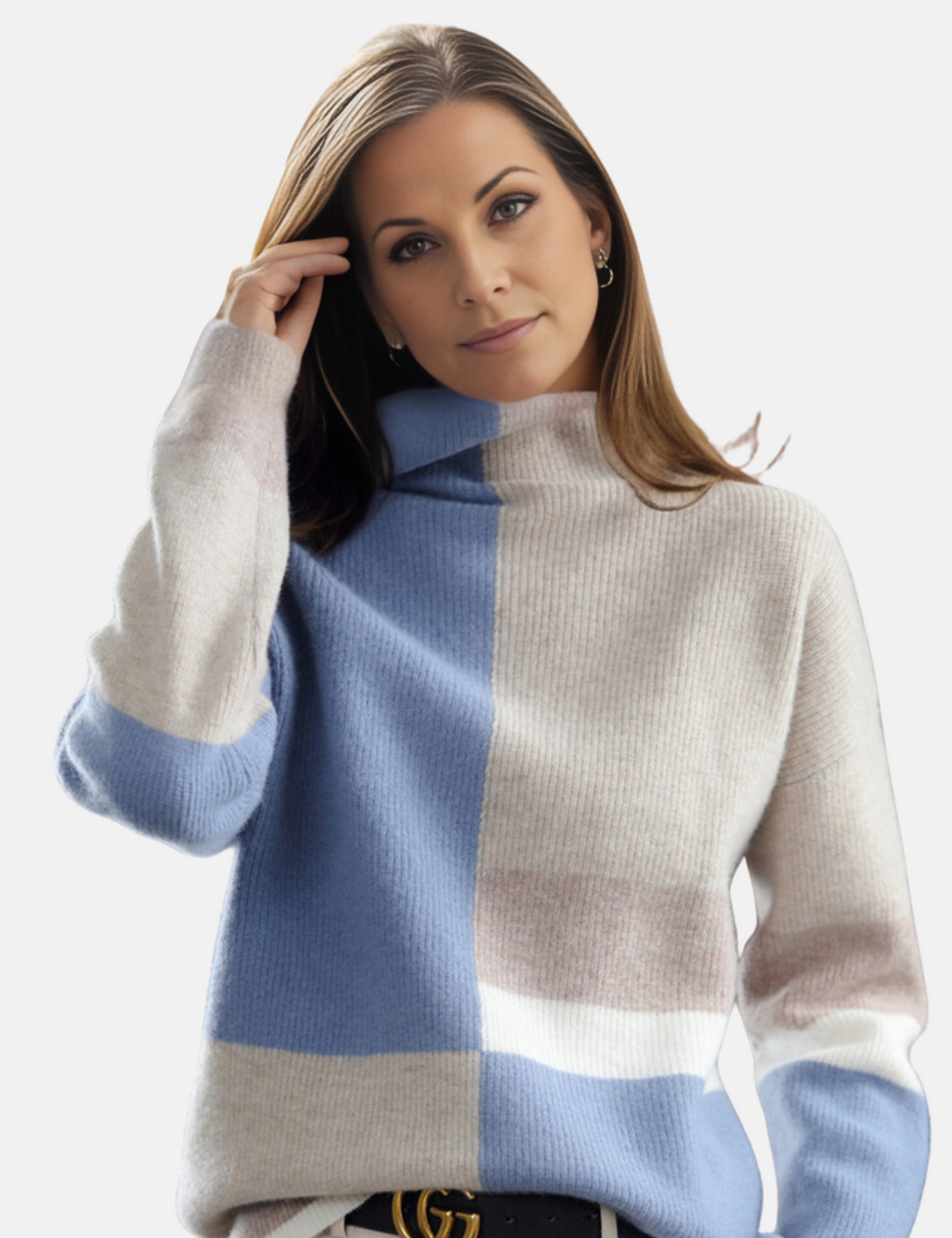 Frau in blau-weißem Pullover mit Rollkragen, lächelnd, vor neutralem Hintergrund. Modetrend, Damenmode, Herbst/Winter Kollektion.