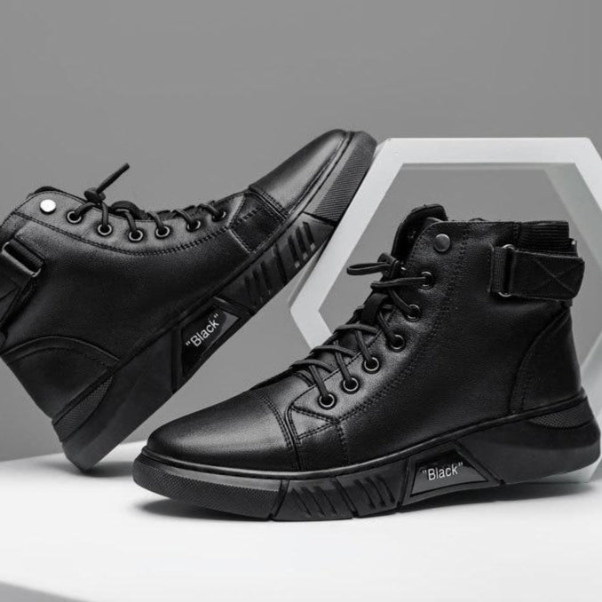 Schwarze Herren-Sneaker aus Leder, knöchelhoch, mit Schnürung und Klettverschluss, auf weißem Hintergrund. Modische, bequeme Freizeitschuhe.