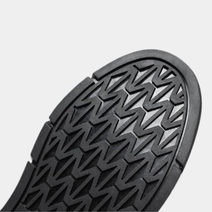 Schwarze Gummisohle mit rutschfestem Zickzack-Profil, ideal für Sportschuhe. Robustes Design für optimalen Halt und Langlebigkeit.