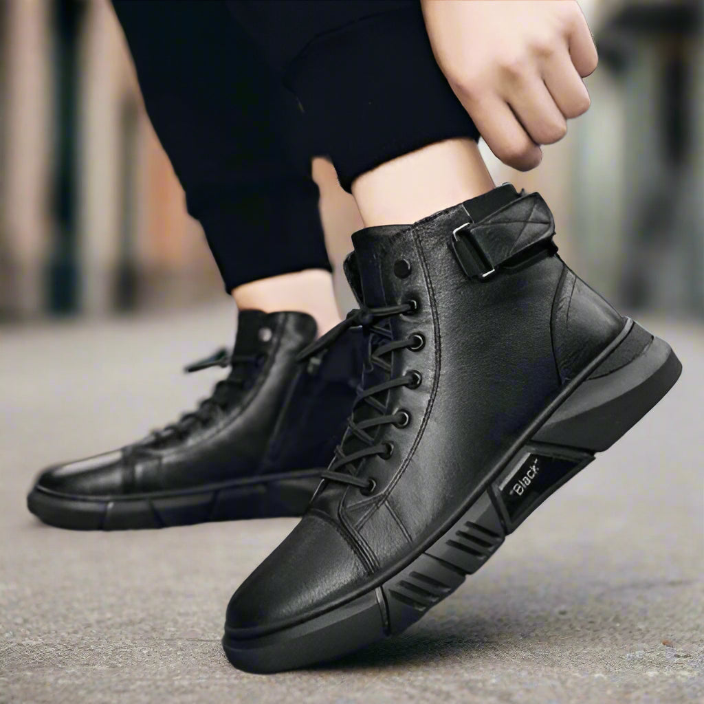 Schwarze Herren-Sneaker aus Leder, modern und stilvoll, auf einer städtischen Straße getragen. Perfekt für Freizeitmode und urbane Outfits.