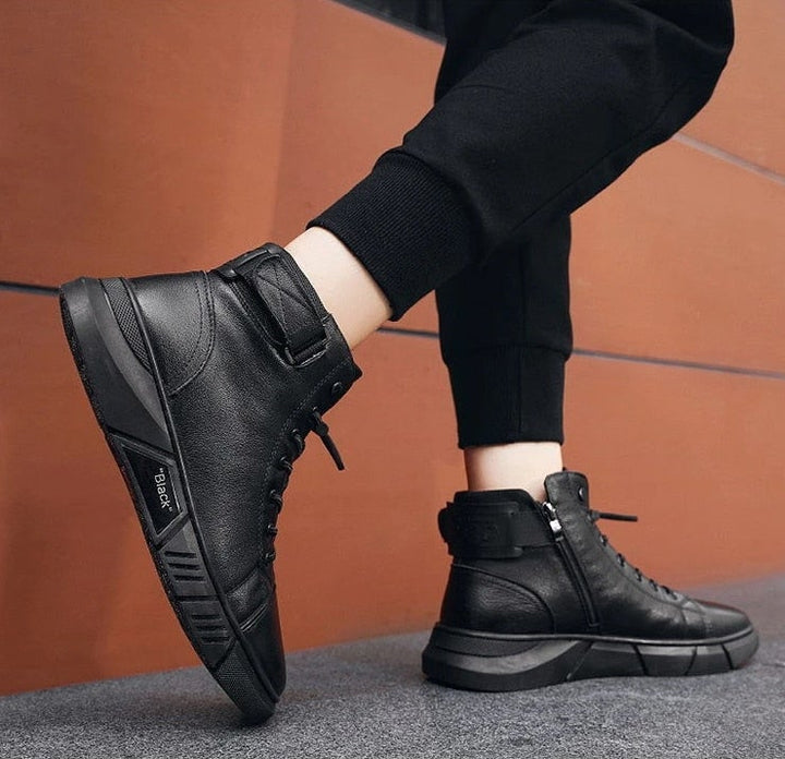 Schwarze Leder-Sneaker für Herren, modern und stilvoll, mit hohem Schaft und Schnürung, ideal für urbane Mode und Freizeitkleidung.