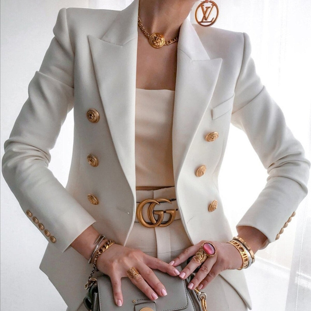 Eleganter cremefarbener Blazer mit goldenen Knöpfen, kombiniert mit Designer-Accessoires und einer stilvollen Handtasche. Luxuriöse Damenmode.