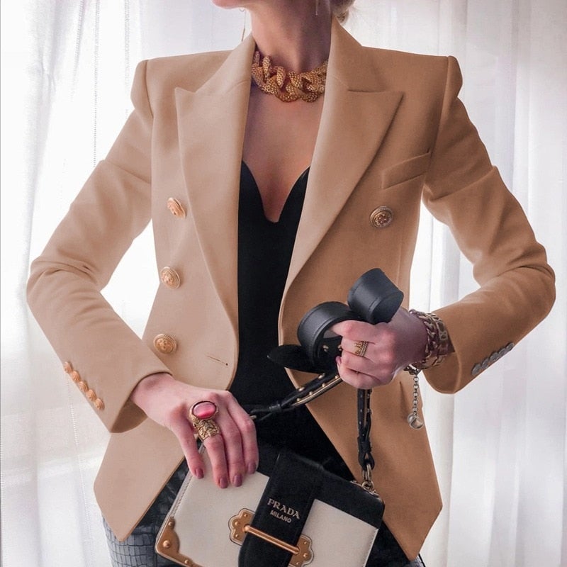 Elegante Frau in beigem Blazer mit goldenen Knöpfen, schwarzem Top und Prada-Tasche. Stilvolle Mode, Luxusaccessoires, zeitloser Chic.