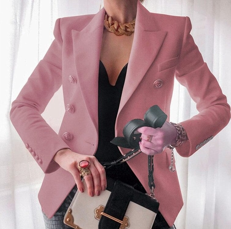 Dame in rosa Blazer mit schwarzem Top, hält eine modische Handtasche. Elegante Mode, stilvolle Accessoires, trendiger Look.