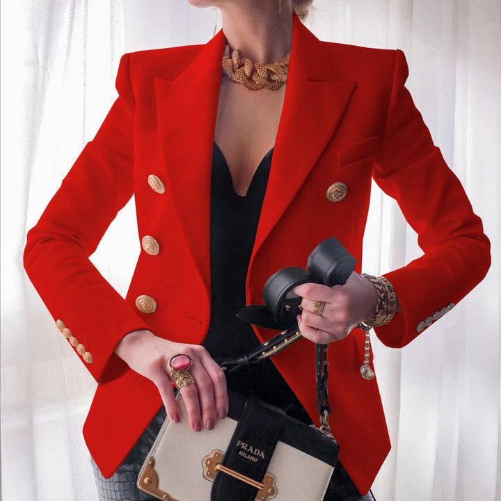 Frau in rotem Blazer mit goldenen Knöpfen, schwarzem Top und Prada-Tasche. Elegante Mode, Luxusaccessoires, stilvolles Outfit.