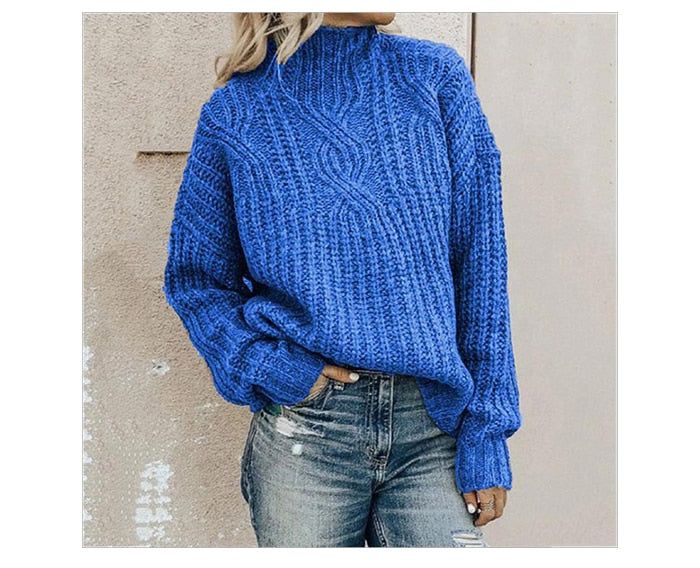 Blaue Strickpullover Damenmode, lässig und warm, kombiniert mit zerrissenen Jeans. Herbst-Winter-Outfit, trendige Freizeitkleidung.