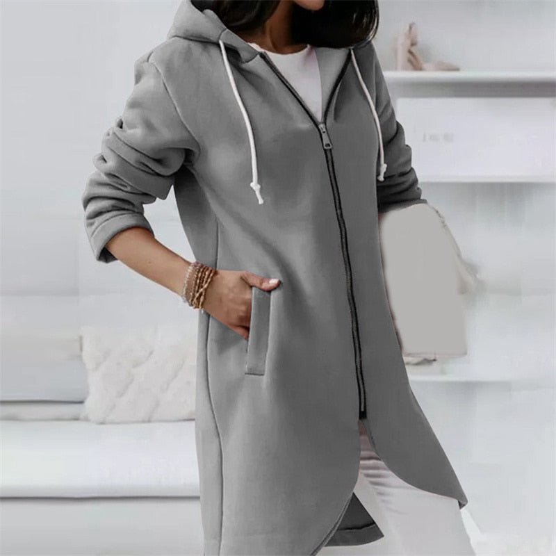 Grauer Damen-Hoodie mit Reißverschluss und Kapuze, lässiger Stil, lange Ärmel, Taschen, ideal für Herbstmode und Freizeitkleidung.