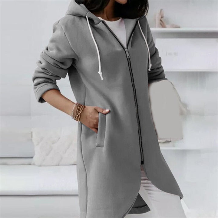 Grauer Damen-Hoodie mit Reißverschluss und Kapuze, lässiger Stil, lange Ärmel, Taschen, ideal für Herbstmode und Freizeitkleidung.
