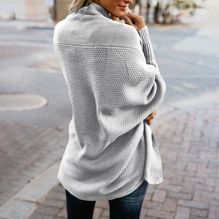 Frau in grauem Strickpullover auf städtischer Straße, Herbstmode, gemütlicher Look, lässiger Stil, Outdoor, modische Damenbekleidung.