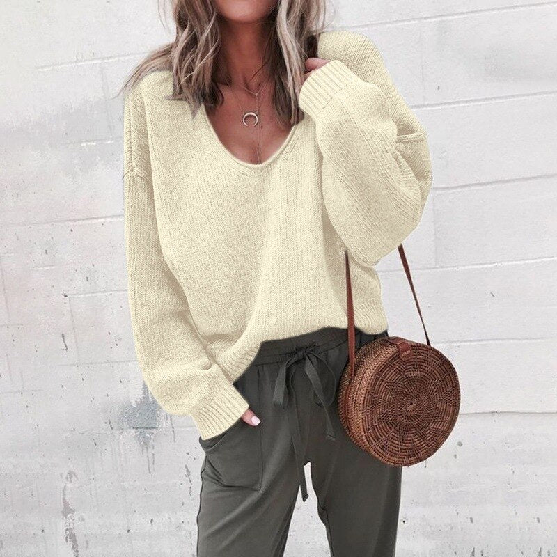 Frau in beigem Pullover und olivgrüner Hose mit runder Strohtasche, lässiger Herbstlook, Mode für Damen, Streetstyle, trendige Outfits.
