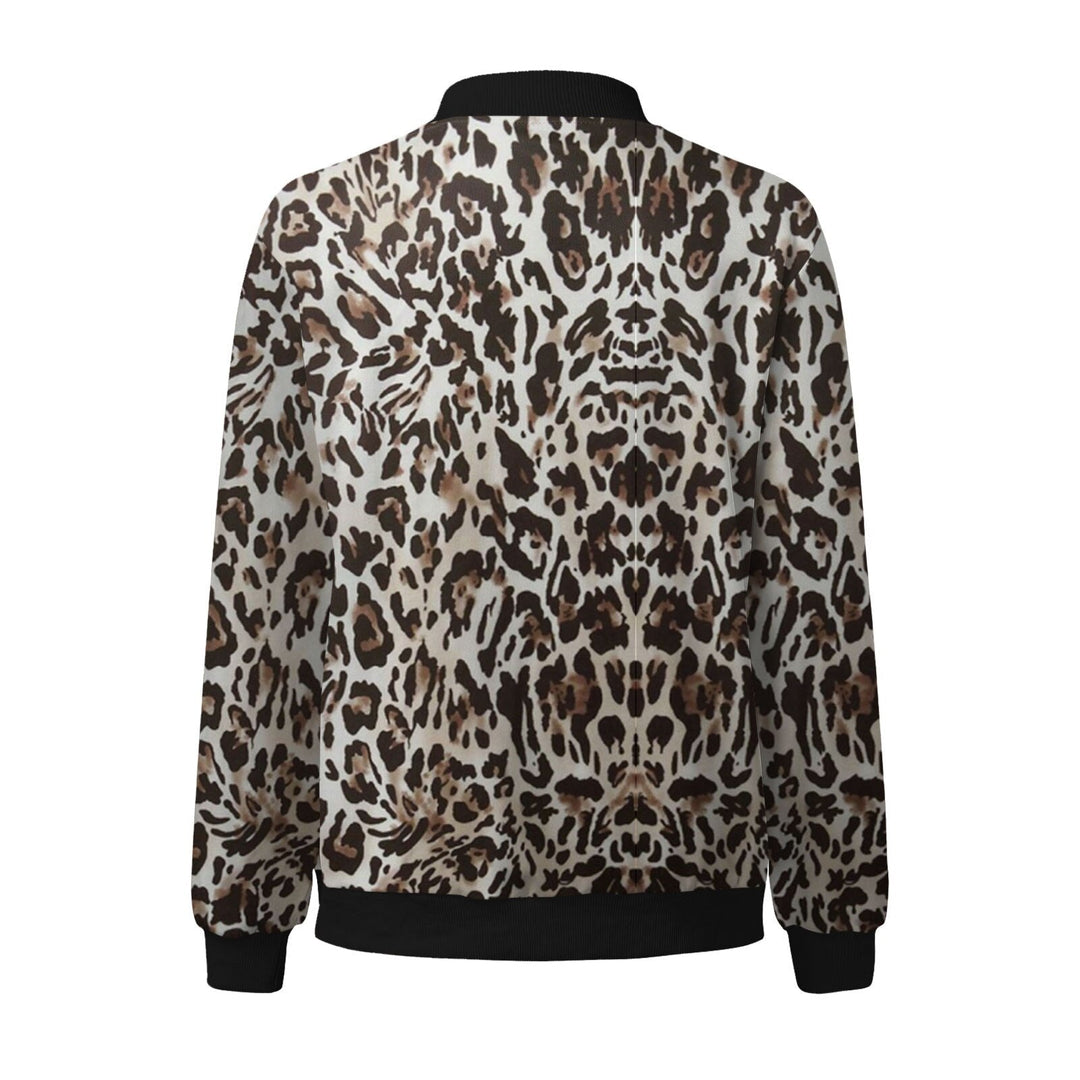 Rückansicht einer modischen Bomberjacke mit Leopardenmuster, ideal für trendige Outfits. Hochwertiger Stoff, perfekt für stilvolle Herbst- und Winterlooks.